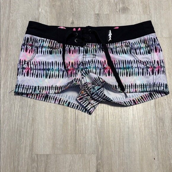 Maui and Sons Black with Vibrant Pattern Shorts - Picture 1 of 5
